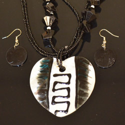 Picture of Black and White Heart Shaped Necklace and Earrings Set